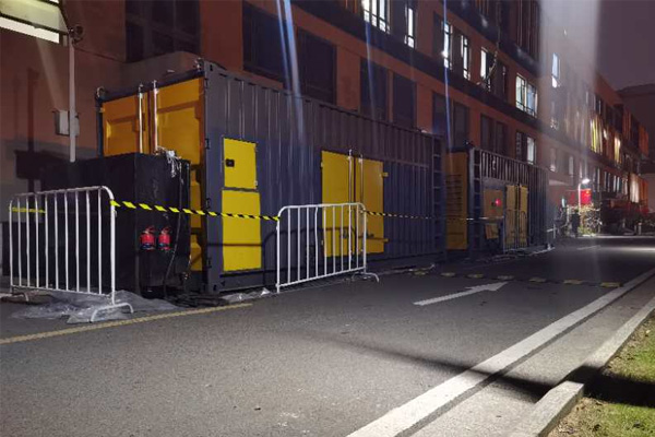 海曙柴油发电机组的输出电压是如何调节的？